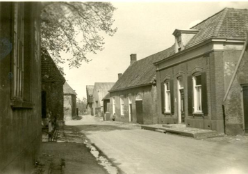 223-005 Links een deel van de kapel en rechts de Meesterswoning. Aan het eind zicht op op de Uilenhoek 