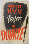 997 Affiche houdende de wervende tekst 'Met het N.V.V. tegen de duurte!' Kleuren zwart, rood en wit; omvang 64 x 94 cm; ...