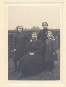 4 Foto van vier vrouwspersonen, twee volwassenen en twee kinderen (vermoedelijk) gefotografeerd op het erf van Evert ...