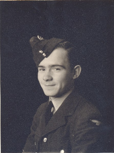 0009 C. Rhodes (Cecil), wireless operator, R.A.F. (Royal Air Force), op 06.08.1941 te Breedenbroek met drie ...