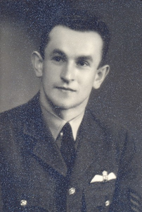 0010 W.L. Knowles, sergeant pilot, R.N.Z.A.F. (Royal New Zealand Air Force), met drie medebemanningsleden en twee ...
