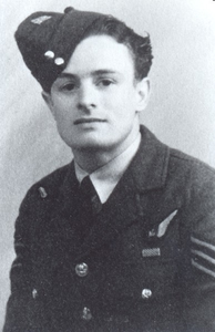 0011 Portret van een vliegenier van de R.A.F. (Royal Air Force), F/Sgt Alexander Philip Price. Hij was Air Gunner en in ...