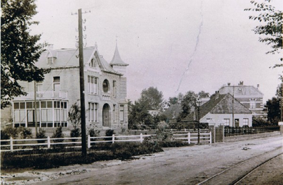 0121 Villa Herwalt (Herman en Waltera) van de familie H.B.A. Hulshof, gebouwd in 1915. Daarachter café De Kikvors , ...