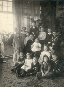 0695-1-008 Familieportret. De bovenste rij, v.l.n.r. Max Driessen, Ed.zn., Dora van Ditzhuyzen, W.dochter, Oscar ...
