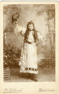 0695-2-018 Julia Zenobia Louisa Maria (Juul) van Ditzhuyzen (geb. 22-8-1870), zuster van Oli