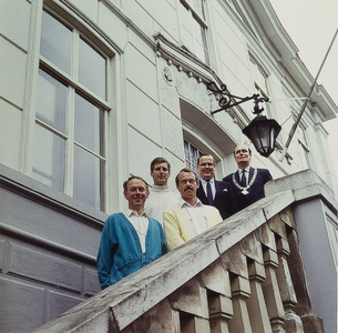 34-00066 Op de trap van het gemeentehuis, de werkgroep bedrijventerreinen: R. van Schaik (burgemeester), A.M. Link ...