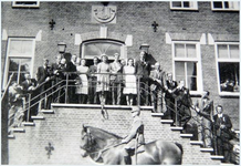 0146 De eerste kermis na de Tweede Wereld Oorlog. Op het bordes van het gemeentehuis schutterkoning Jan Vos met Ale ...