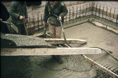 0225 Bouw bejaardencentrum St. Antoniushove. Storten beton