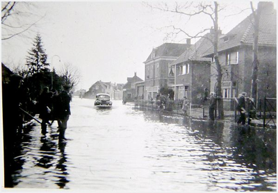 0276 Wateroverlast ter hoogte van de toenmalige garage van Dusseldorp, later Wessels, op de achtergrond coöperatie 'Ons ...