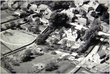 0340 Luchtfoto. De Nieuwe Maat-Dijkstraat met linksboven de bomen van de Markt