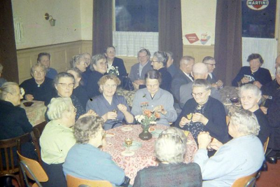 0433 In hotel Industrie zijn bejaarden bijeen om een kaartje te leggen. Aan de tafel links: mevrouw Huls-Doeven, Dien ...