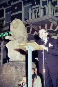 0489 Burgemeester Waals houdt een toespraak bij de onthulling van een nieuwe leeuw op de kei van Lichtenvoorde