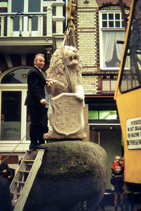 0497 Beeldhouwer Elberts uit Bocholt trots bij zijn gebeeldhouwde leeuw op de Lichtenvoordse kei