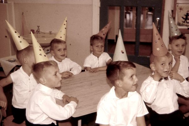 0548 Feestelijk geklede kinderen ter gelegenheid van de opening van de kleuterschool. Midden voor zit Fransje Wouters