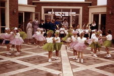 0549 Feestelijk geklede kleuter spelen het openingsspel ter gelegenheid van de opening van de kleuterschool onder ...