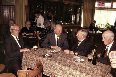 0555 Bejaardenmiddag in zaal Heutinck. V.l.n.r. Hendrik Breukers, achter hem mevr. Iking, Cisca Hartman, Antoon ...