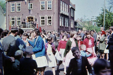 0590 Het plein voor het gemeentehuis is volgestroomd met mensen voor de viering van het derde lustrum van de bevrijding ...