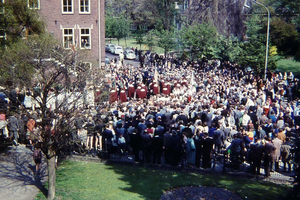 0591 Voor de viering van het derde lustrum van de bevrijding zijn veel mensen samengekomen op het plein voor het gemeentehuis