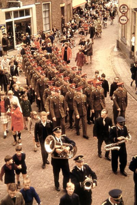 0592 Engelse militeaite die gelegerd zijn in Münster in Westfalen marcheren onder muziekale begeleiding door de ...