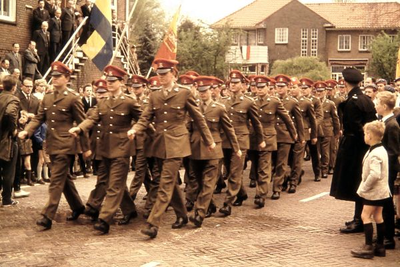 0593 Engelse militairen die in Münster in Westfalen zijn gelegerd marcheren door de straat ter gelegenheid van het ...