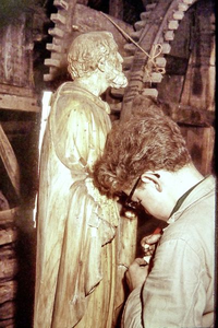 0609 Een timmerman restaureert een beeld van een heilige
