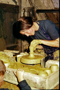 0611 Pottenbakker Mimi Kruip-Pothof demonstreert het maken van een vaas uit klei bij Erve Kots