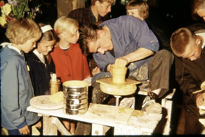 0612 Pottenbakker Goldewijk demonstreert onder grote belangstelling van de jeugd het maken van een pot uit klei. Deze ...