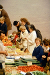 0639 Groenteboer Jansen uit Zevenaar op de zaterdagochtenmarkt. De schrijvende vrouw heet Waals-van Wijk en de vrouw ...