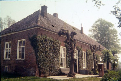 0697 Het vroegere koetshuis/richterswoning van Huis Lichtenvoorde