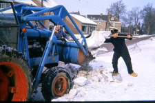 0716 De Kerkstraat in Harreveld wordt met behulp van een sneeuwschuiver, die op een tractor is monteerd, sneeuwevrij ...