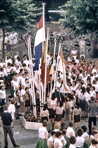 1161 Leden van de scoutingvereniging hijsen de vlag voordat de avondvierdaagse van start gaat