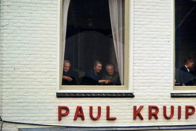 1163 Bewoners van de bovenwoning van Paul Kruip kijken vol belangstelling naar de deelnemers aan de avondvierdaagse