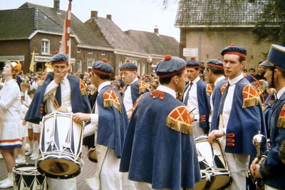 1164 Muzikanten van de vereniging 'PSV gymnastiek' bij de vlaggemast voor de herdenking van 15 jaar bevrijding. Derde ...