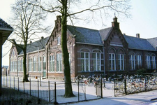 1202 De oude Christelijke school. In 1976 was het de R.K. Huishoudschool en omstreeks 1985 werd er het omgebouw tot ...