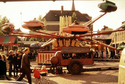 1309 Kermis Op de voorgrond: Piet Waalder met kinderwagen