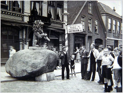 1392 Omroeper Hendrik Deunk staat bij de kei met daar bovenop de leeuw. De heer met hoed heet Jan van Dillen en Jan Tijdink