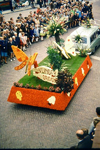 1663 Bloemencorso. Corsogroep Herman Harmsenstraat met de wagen 'Vlinderdroom', goed voor een zevende plaats