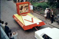 1665 Bloemencorso. Corsogroep Longa Veteranen met de wagen 'Sportpanorama, goed voor een derde plaats