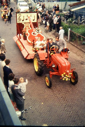 1668 Bloemencorso. Corsogroep Jan Rietberg met de wagen 'Bloemenfestival', goed voor een zesde plaats