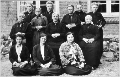 1881 Dames uit Lichtenvoorde voor het retraitehuis in Zenderen