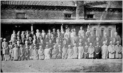 1889 Gediplomeerde huishoudschoolleerlingen en gecommitteerden: 2e rij v.l.n.r. drie onbekenden, Carel Hulshof, ...