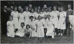 1907 Korfbalvereniging Longa dames: knielend zitten: Toosje Foury-Wildenborg; Jopie Hieltje; Mientje Post; Antoinet ...