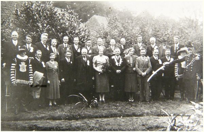 1917 In uniform Jan Leemrijse; J. Brenninkmeijer; mevr, Reukers-Wolters; Ant. Reukers; burgemeester A.J. van de Laar; ...