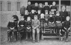 1928 Een van der eerste schoolbevolkingen van deze in 1889 gereedgekomen school N.N.; N.N.; N.N.; Theodoor Sterenborgh; ...