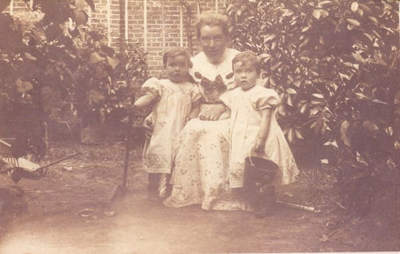 090 A.M.A.G. Callenbach - Hooiberg met haar dochtertjes de tweeling Anne en Diek