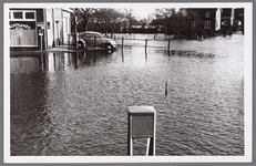 1543 Wateroverlast. Inkijk in de Hondevoort met links de wachtkamer van de GTW