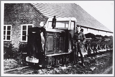 1956 Leemtram met machinist H. Stortelaar