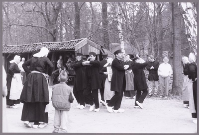 2069 Dansgroep de Plaggenmaejers in het Openluchtmuseum