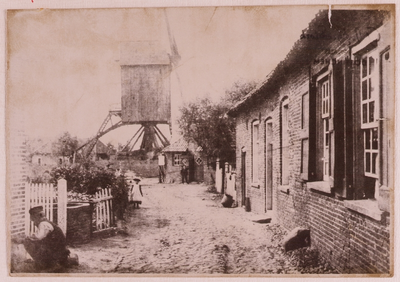 1170 Windmolen en woningen. Op de voorgrond links: Straks, midden: Mina Pillen, voor het muldershuis: Doris ten Haken