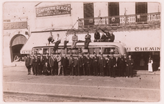 1185 Zangkoor op reis in Luxemburg. vlnr chauffeur van den Berg, T. Lelivelt, F, Huinink, H. Kruip, K. Falke, A. ...